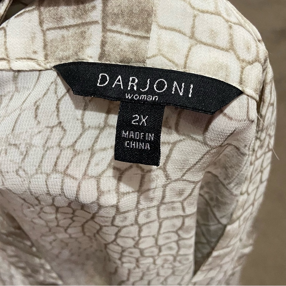 Sleeveless Croc-Print Blouse - White and Gray - Picture 7 of 8